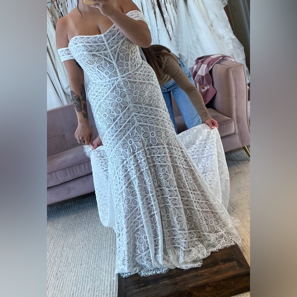 Dresses & Skirts - Strapless Lace Wedding Dress